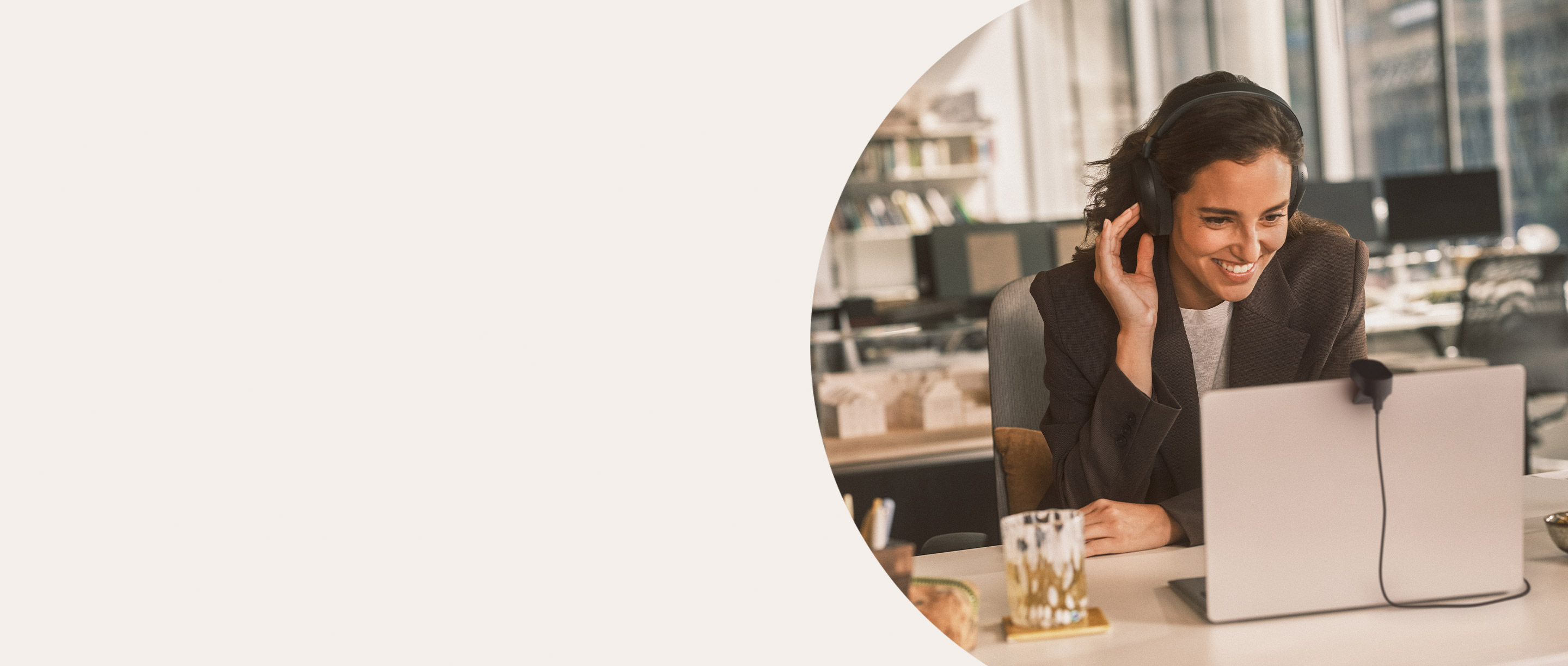 Jabra Evolve3 series. Woman in the office phoning and working with the Evolve3 Headset from Jabra.