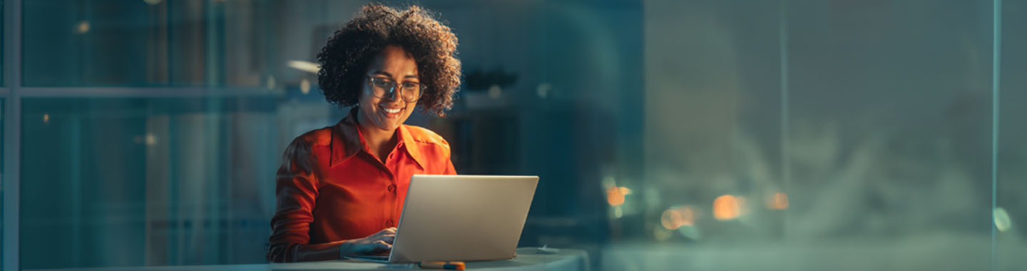 Mainbanner Woman with PC Intel ARP NL