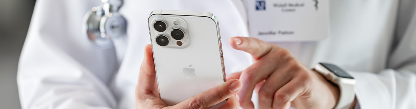 Mainbanner Apple Doctor with iPhone